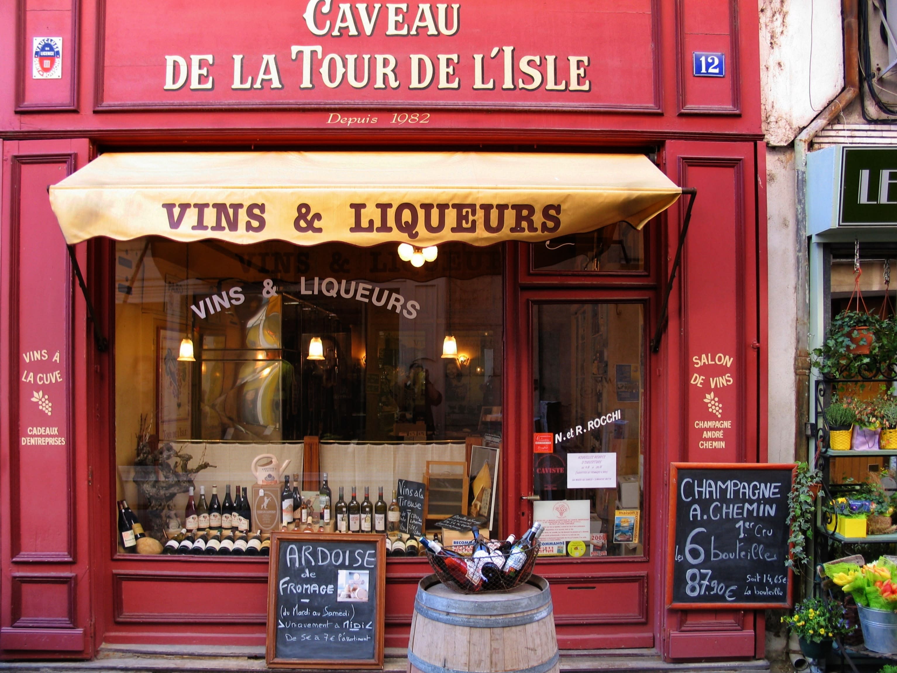 How to Navigate a Wine Shop